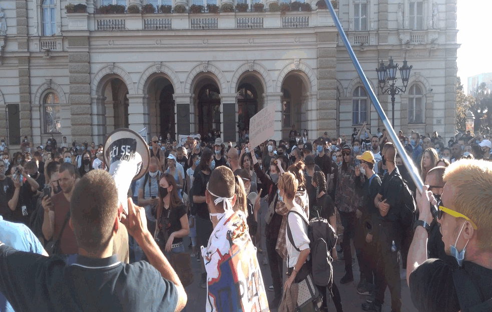 PROTESTI I U NOVOM SADU: U toku šetnje prepirke između pripadnika 